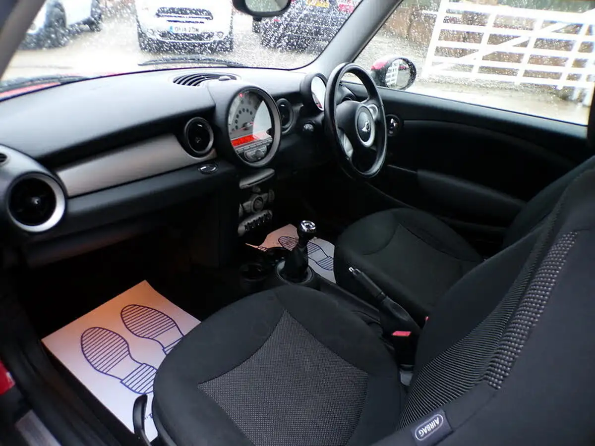 2009-mini-cooper-16-cooper-120bhp-hatchback-3d-big-13