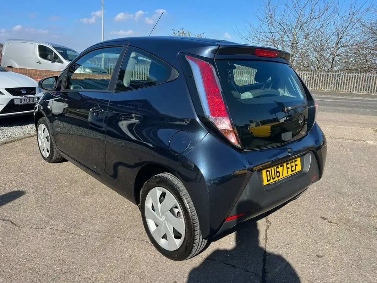 2017-toyota-aygo-10-vvt-i-x-play-71bhp-3d-big-2