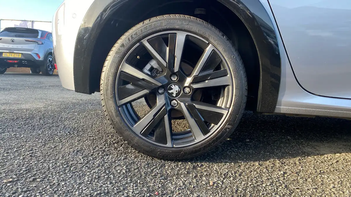 2021-peugeot-208-12-puretech-gt-premium-100bhp-big-15