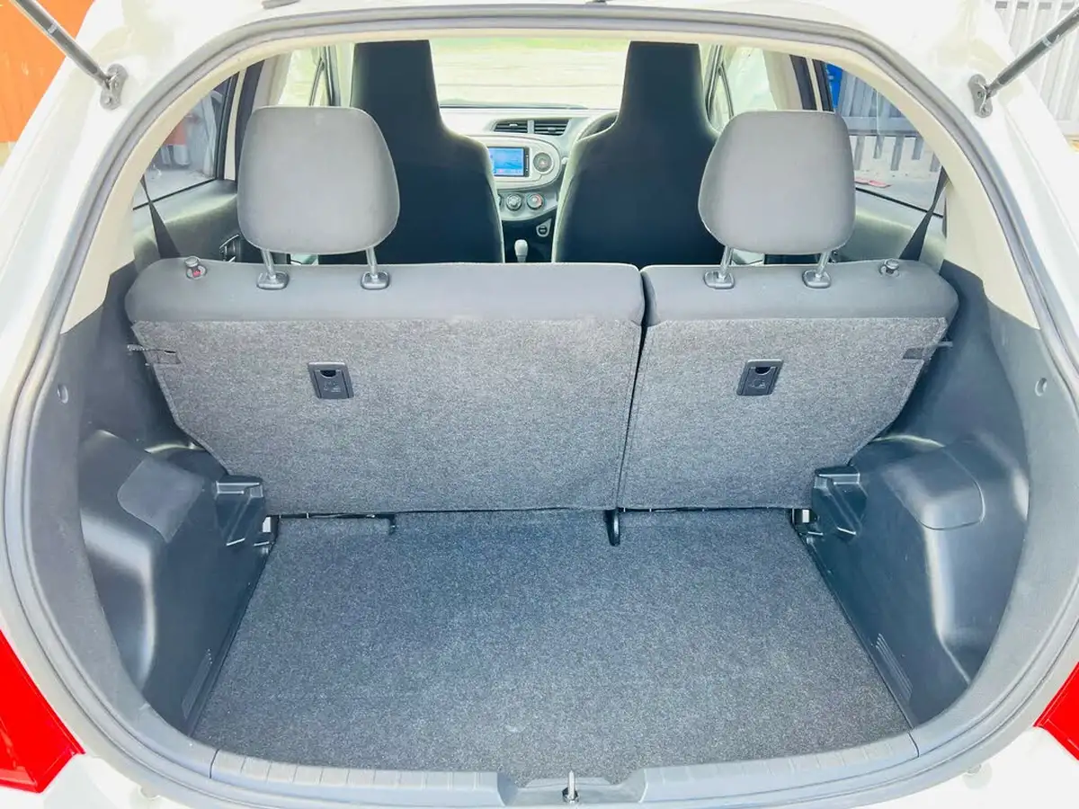 2015-toyota-yaris-big-22