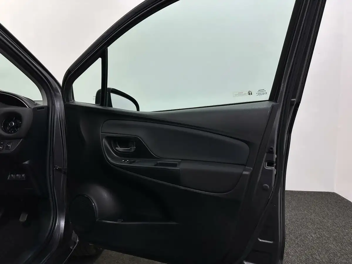 2017-toyota-yaris-15-vvt-i-design-panoramic-roof-1497cc-big-29