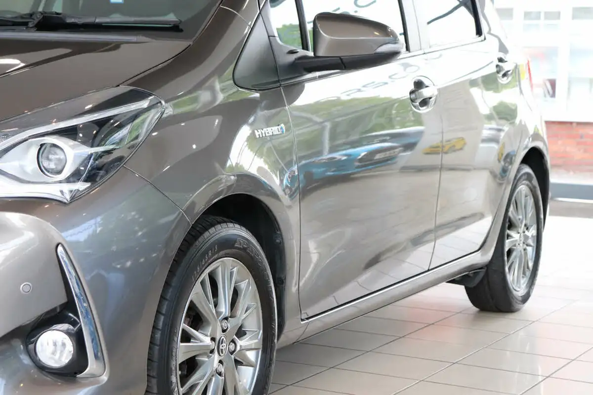 2017-toyota-yaris-15-vvt-i-icon-tech-98bhp-hybrid-1497cc-e-cvt-big-69