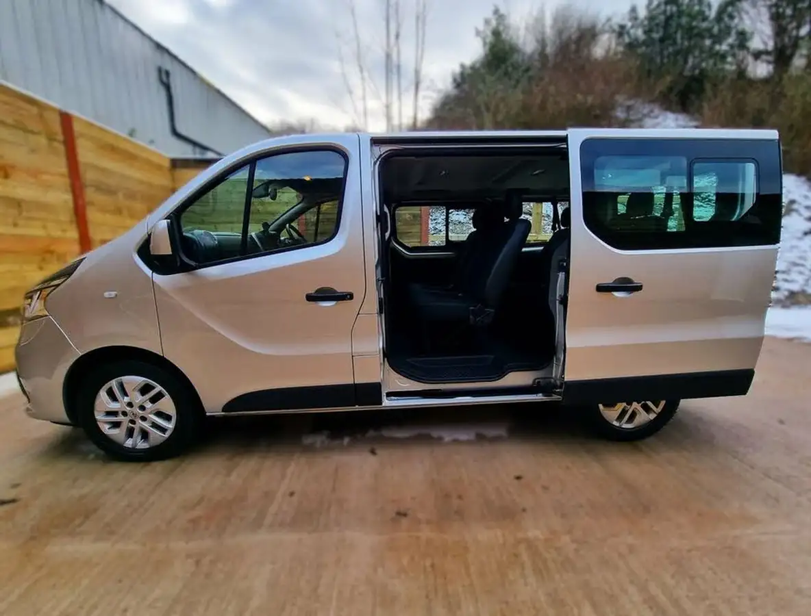 2020-renault-trafic-passenger-20dci-sl28-170-sport-nav-big-5