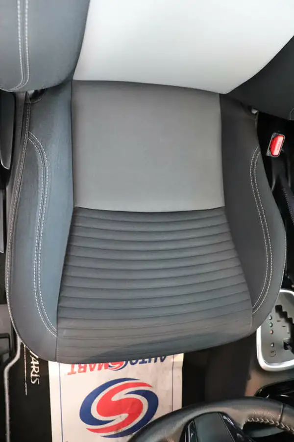 2017-toyota-yaris-15-vvt-i-icon-tech-98bhp-hybrid-1497cc-e-cvt-big-21