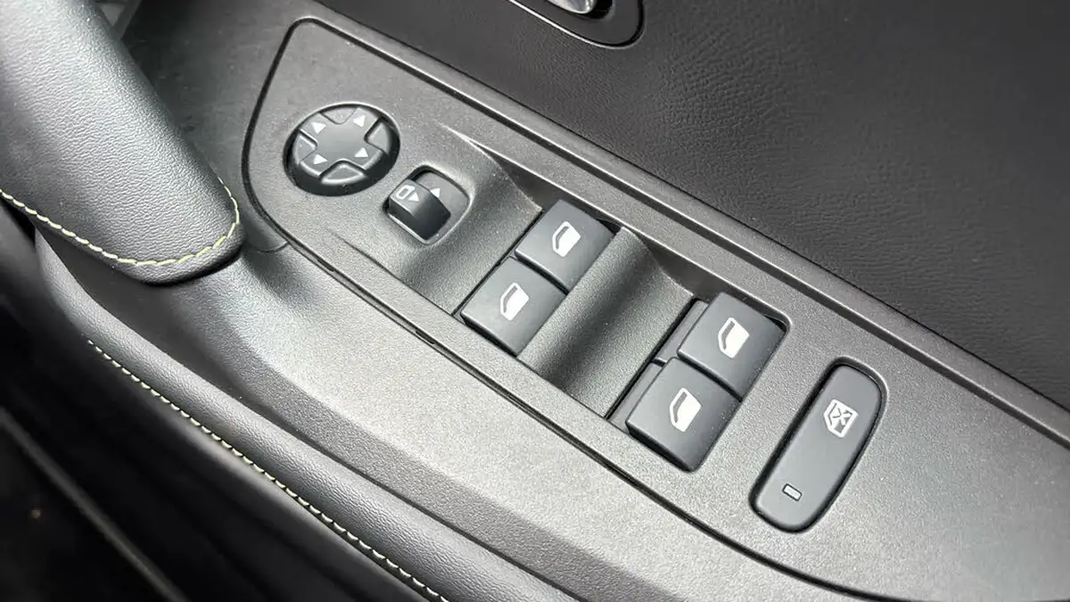 2021-peugeot-2008-suv-12-puretech-gt-eat8-big-21