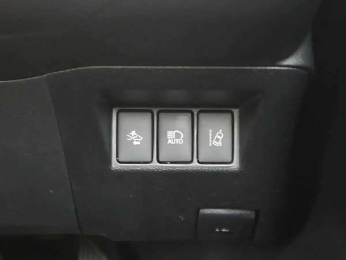 2018-toyota-yaris-15-vvt-i-excel-hybrid-15in-alloys-big-22