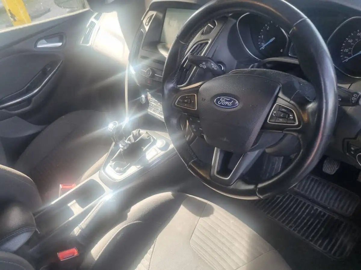 2015-ford-focus-15tdci-titanium-hatchback-big-2
