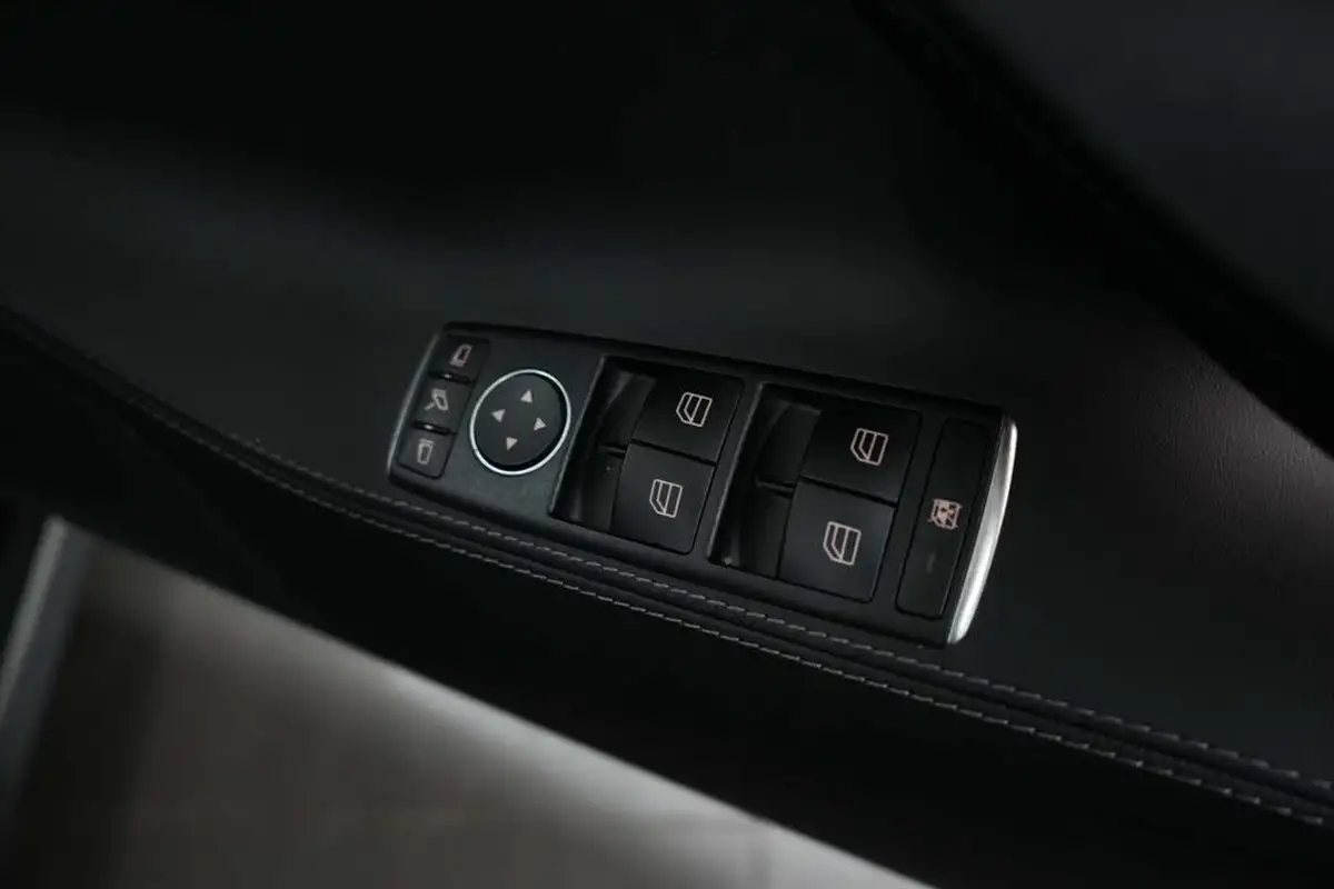 2018-tesla-model-s-e-75d-big-25