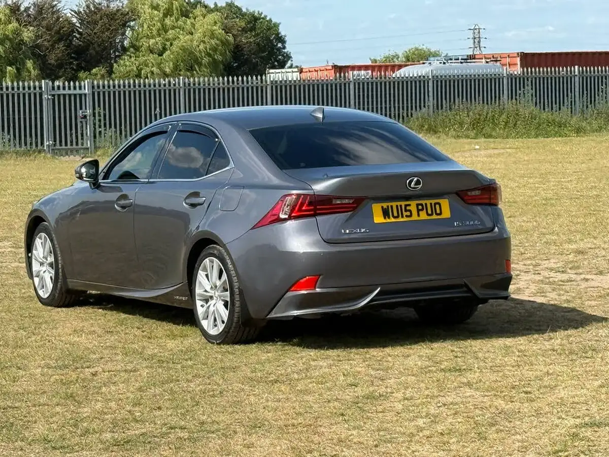 2015-lexus-is-300h-25-luxury-big-12