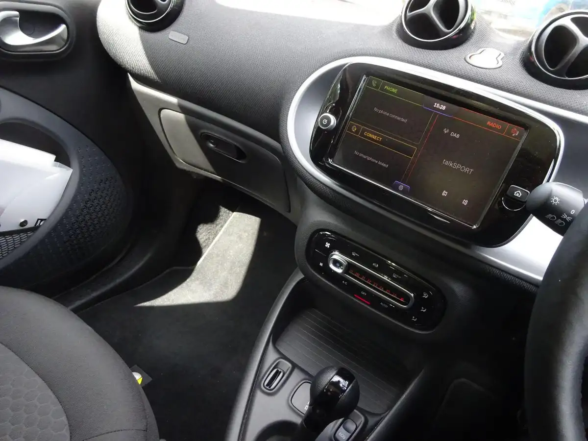 2022-smart-forfour-eq-premium-big-12