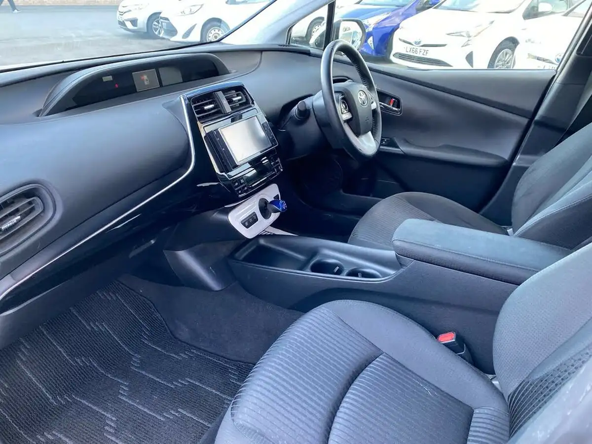 2017-toyota-prius-hybrid-big-24