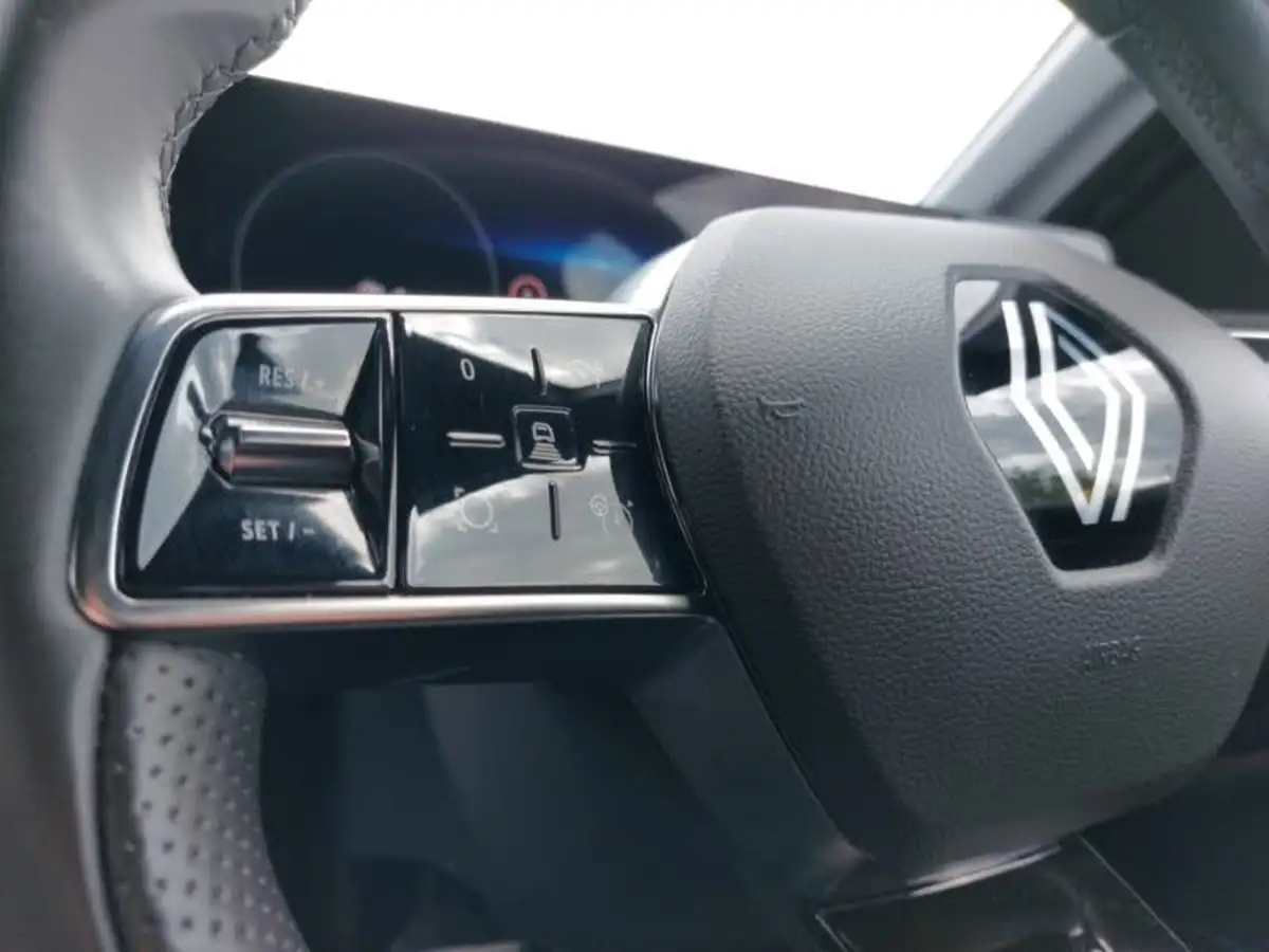 2024-renault-megane-e-tech-e-techno-big-15