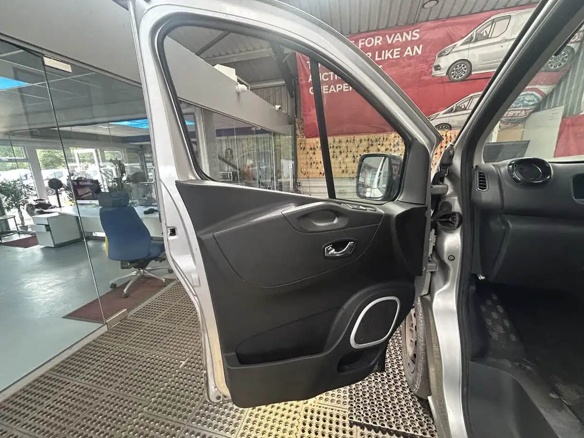 2017-vauxhall-vivaro-16cdti-sportive-2700-l1h1-120pseu6-panel-big-13