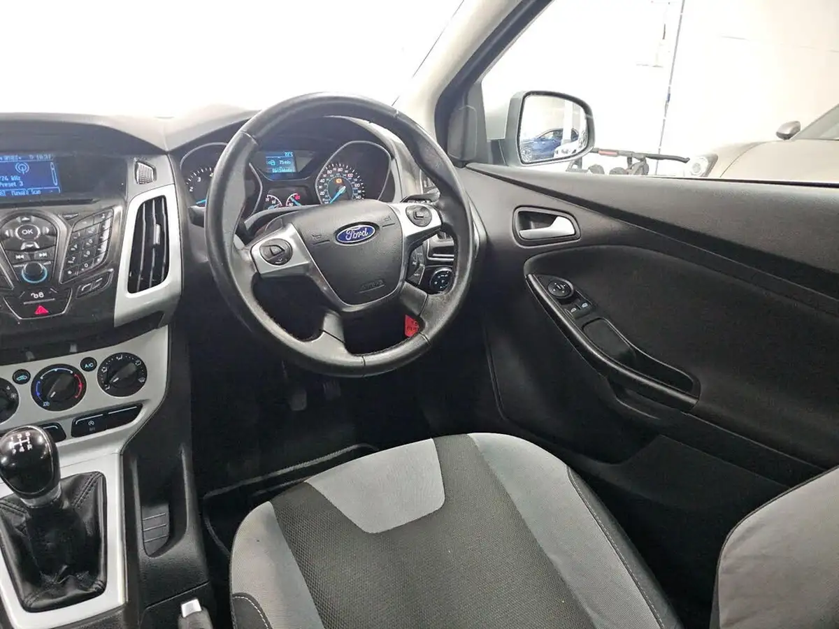 2012-ford-focus-10-zetec-100ps-hatchback-big-22