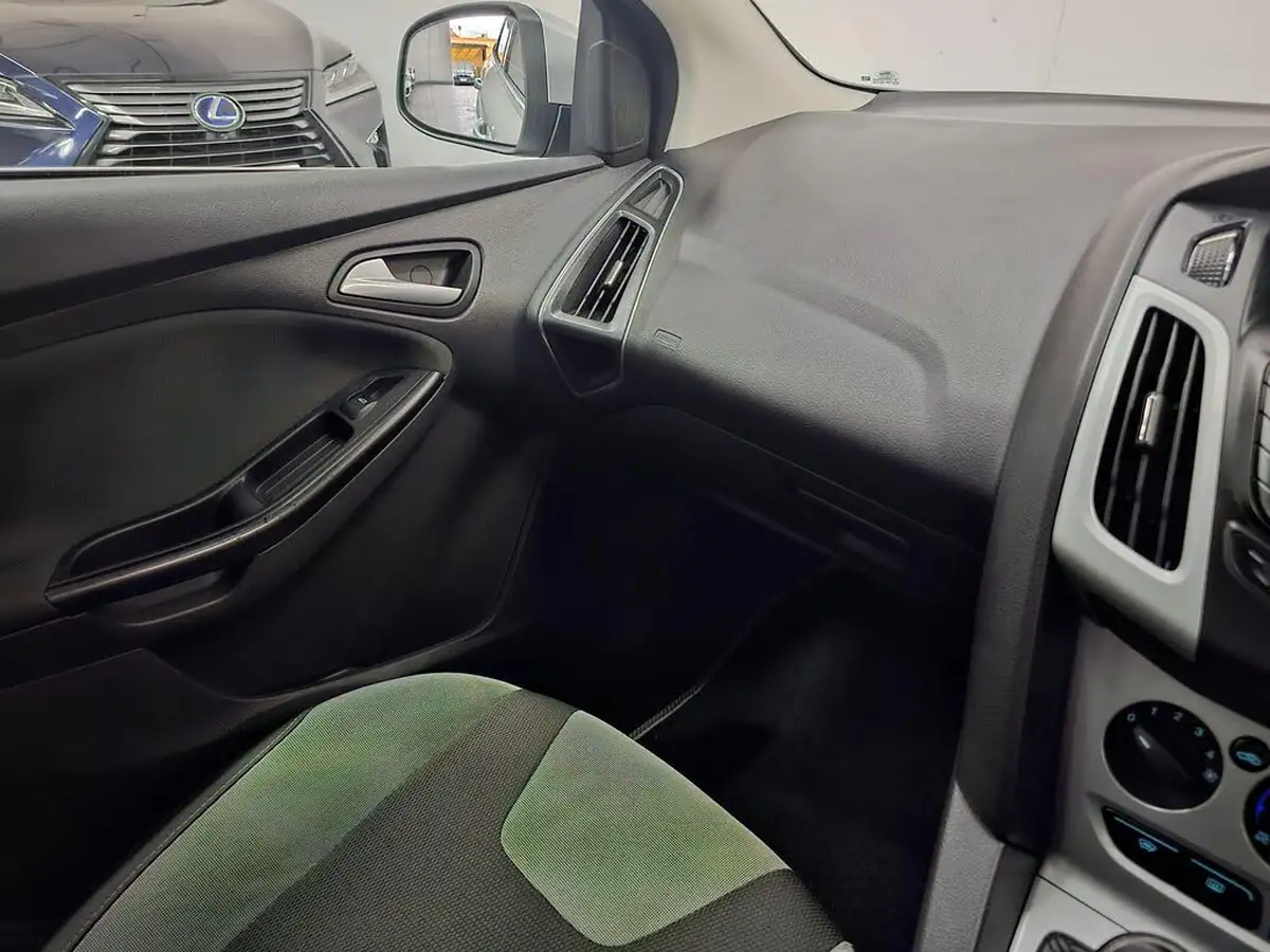 2012-ford-focus-10-zetec-100ps-hatchback-big-70