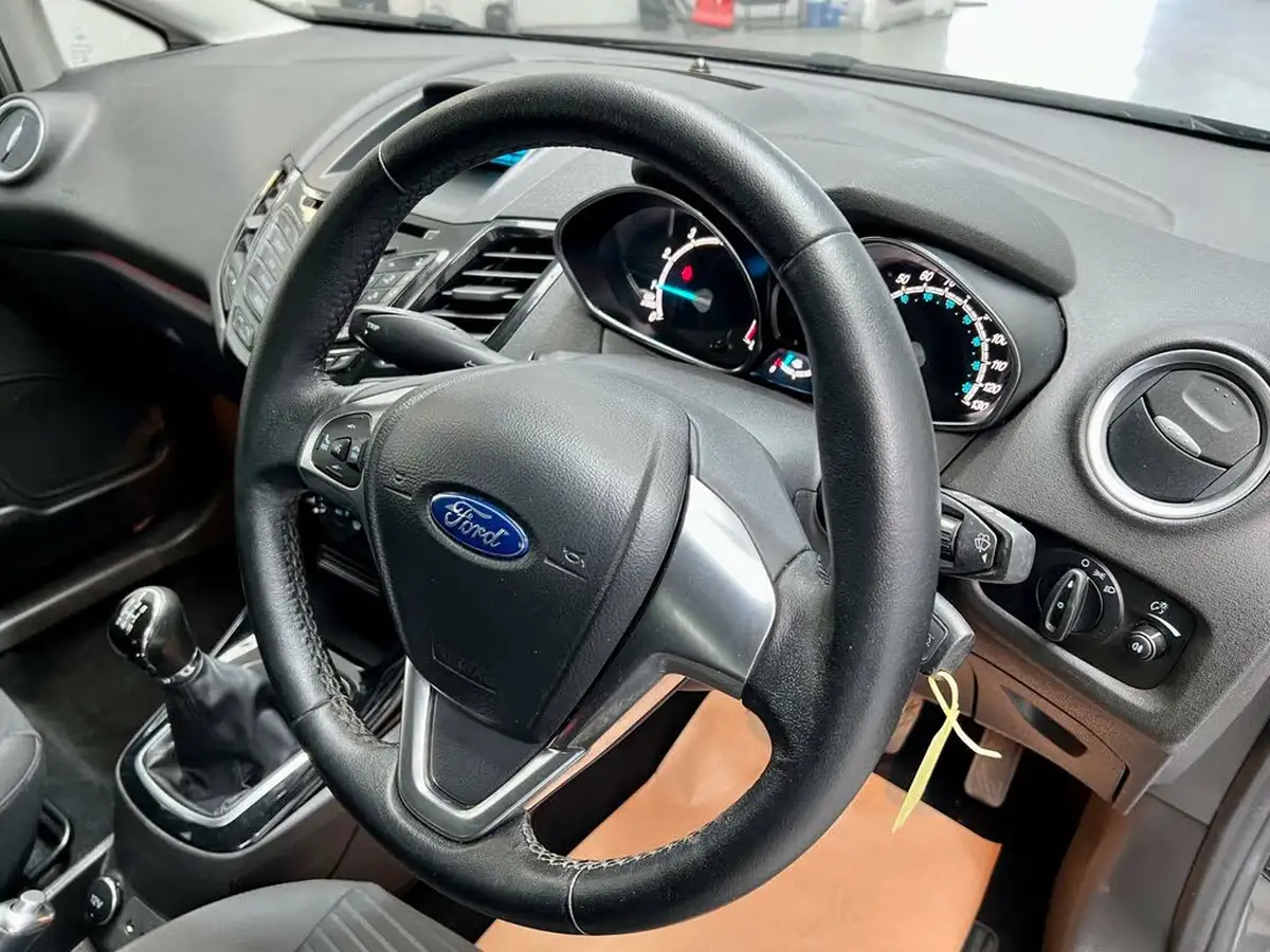 2015-ford-fiesta-125-zetec-3d-big-4