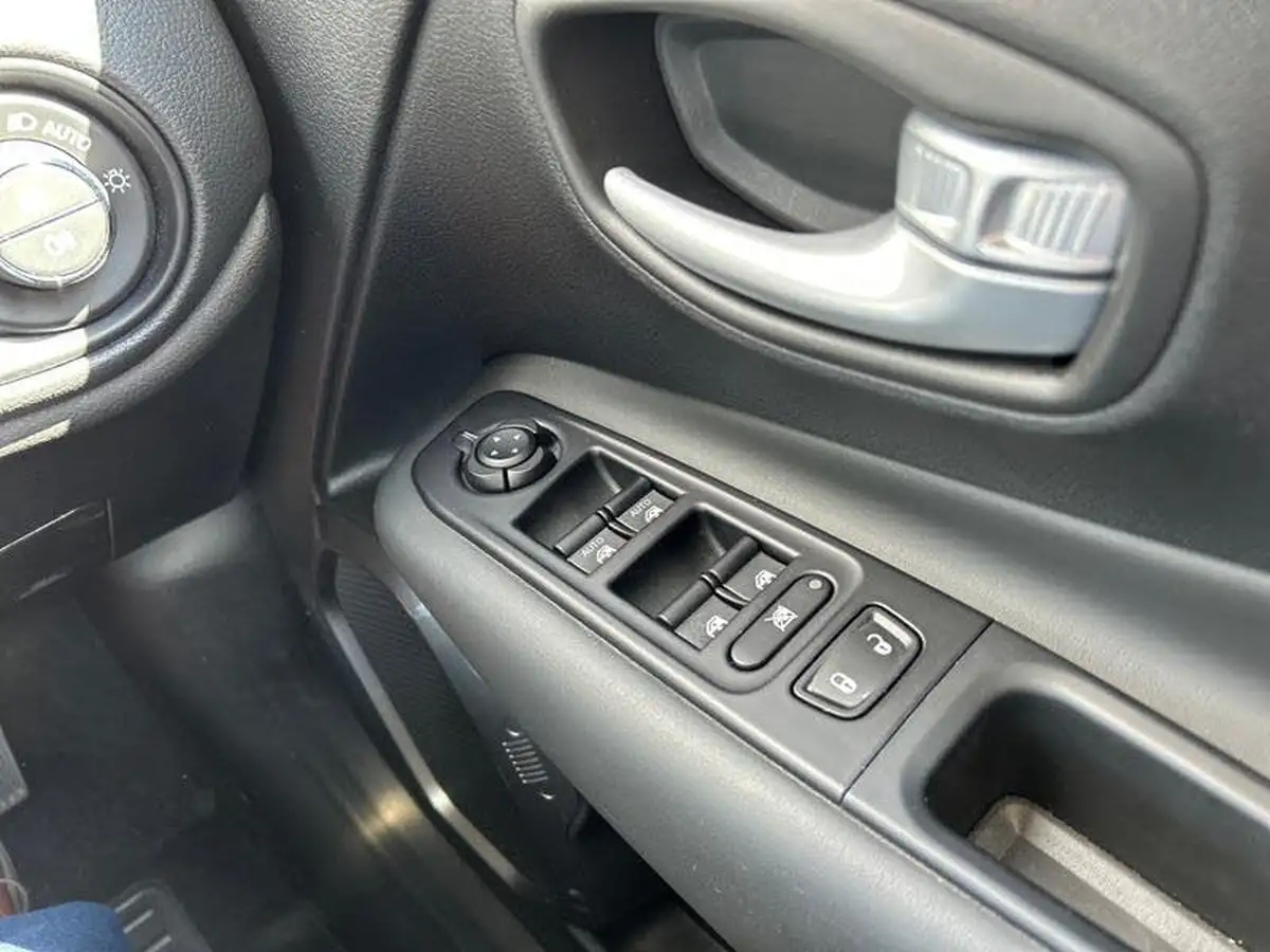 2023-jeep-renegade-15-limited-big-11
