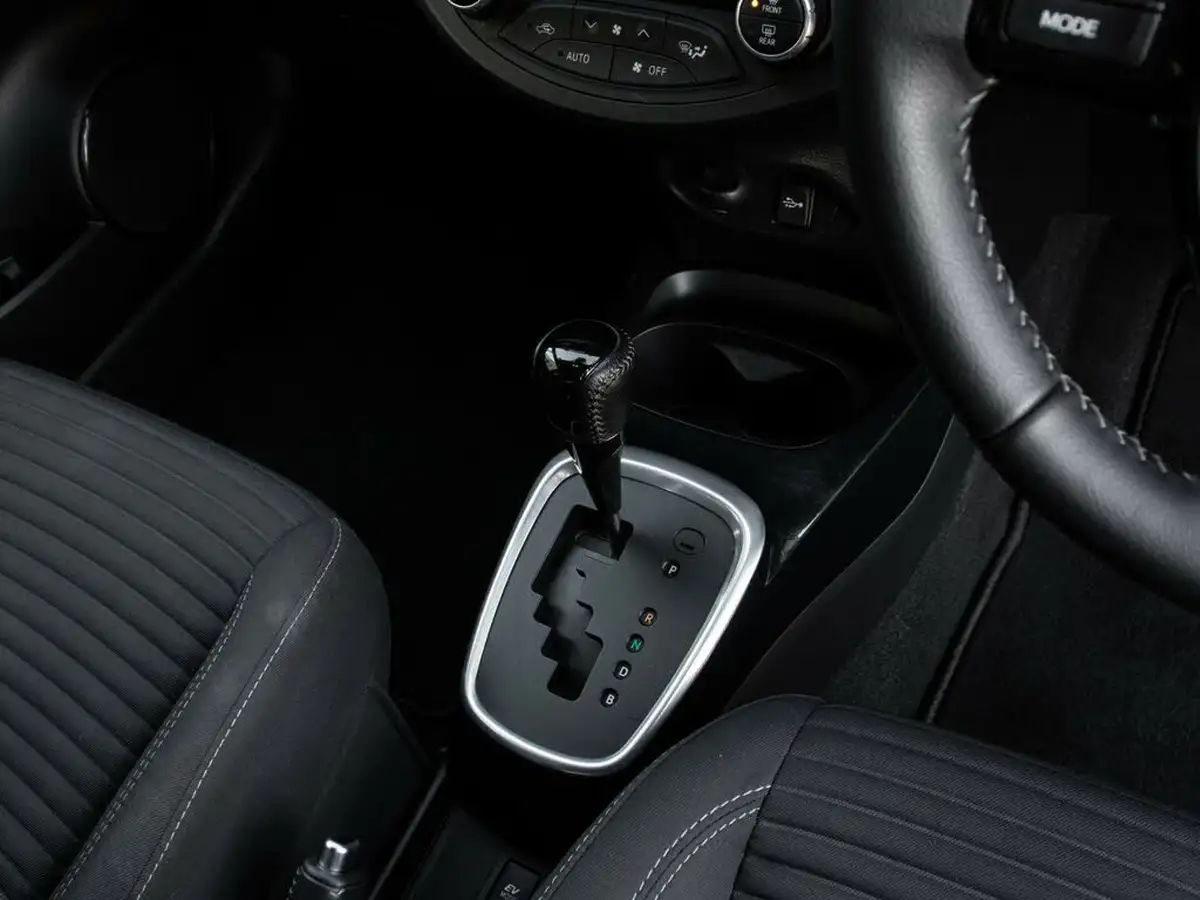 2018-toyota-yaris-15-vvt-i-grey-bi-tone-hybrid-big-29