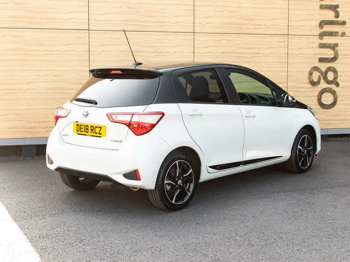 2018-toyota-yaris-15-vvt-i-grey-bi-tone-hybrid-big-1