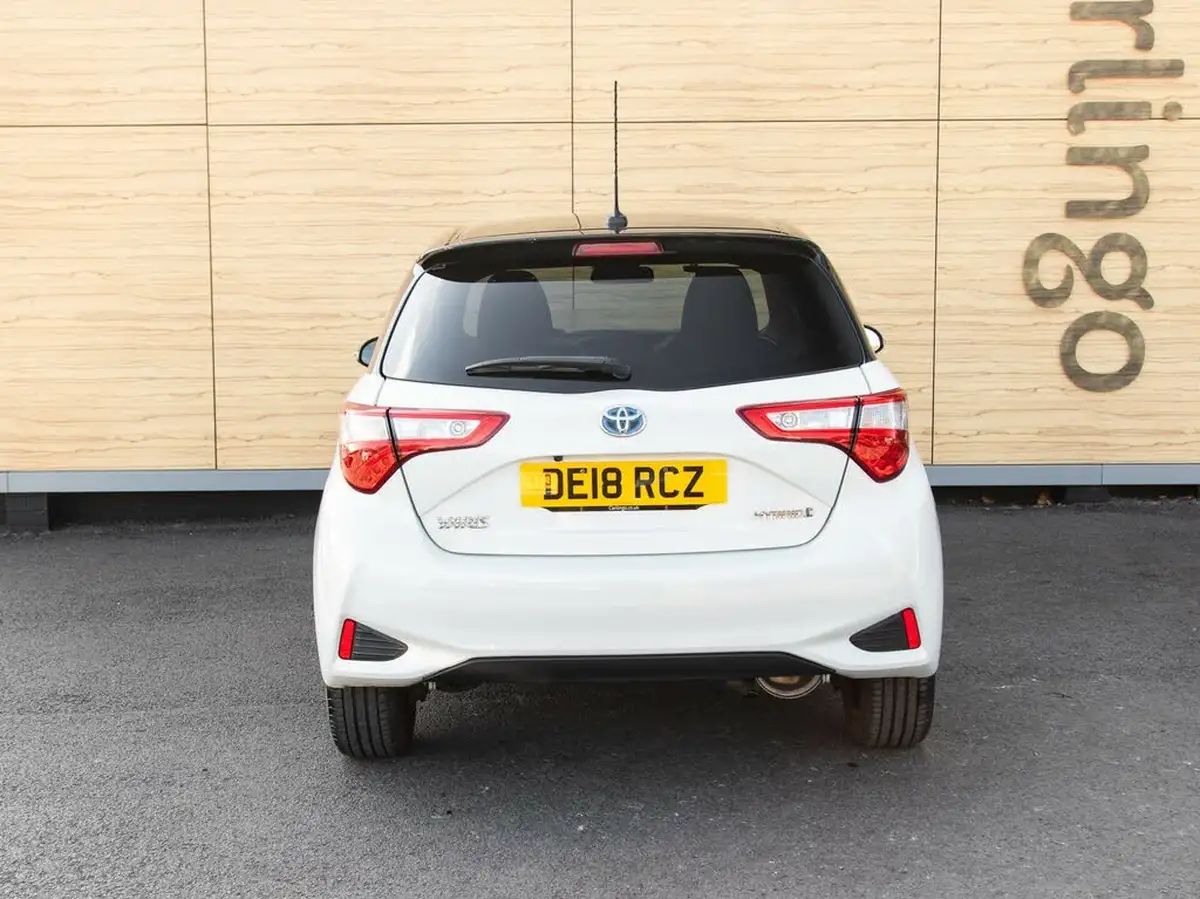 2018-toyota-yaris-15-vvt-i-grey-bi-tone-hybrid-big-5