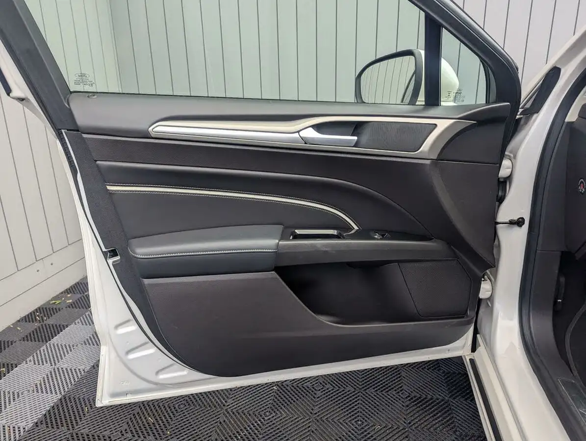 2017-ford-mondeo-20t-vignale-estate-5d-big-36
