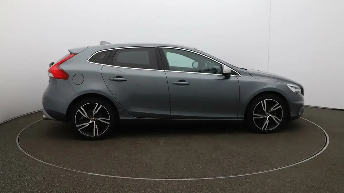 2019-volvo-v40-20-t2-r-design-edition-big-39