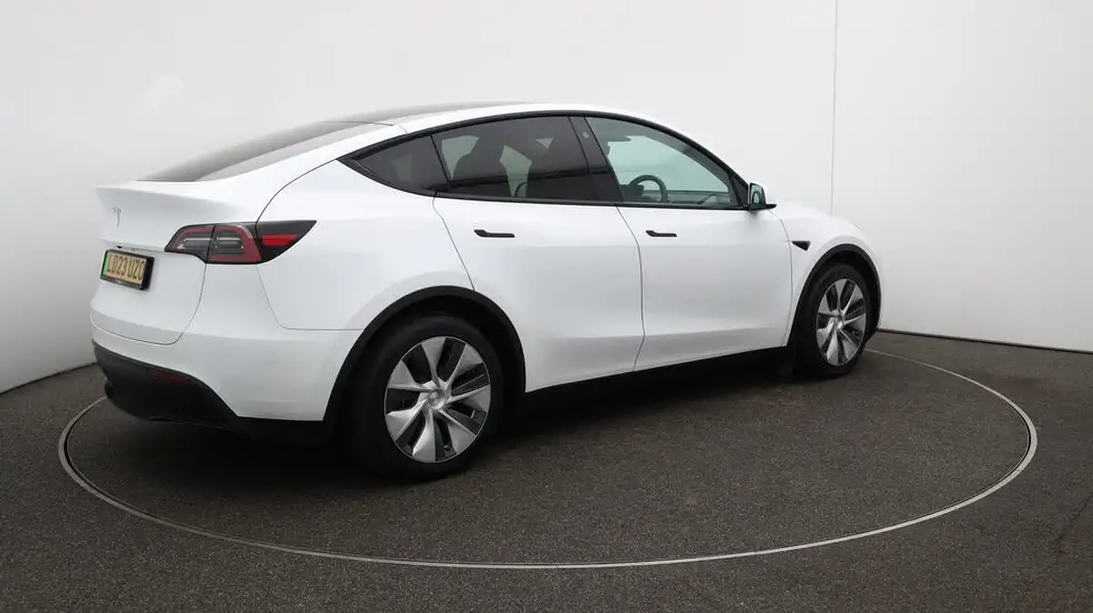 2023-tesla-model-y-e-rwd-big-52