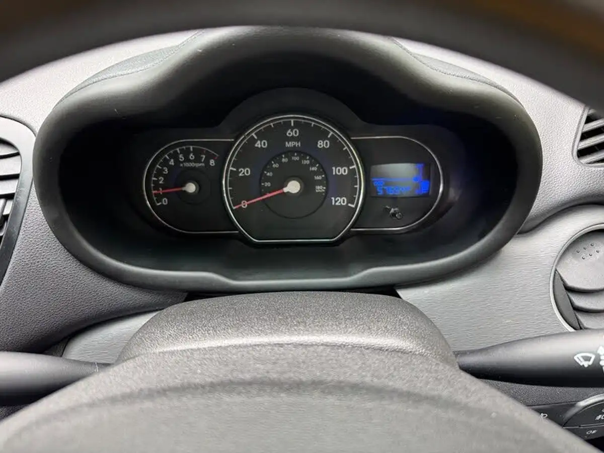 2012-hyundai-i10-12-active-big-24