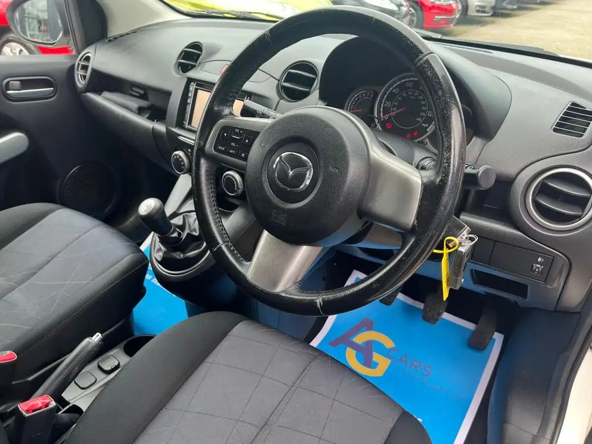 2013-mazda-mazda2-13-venture-big-25