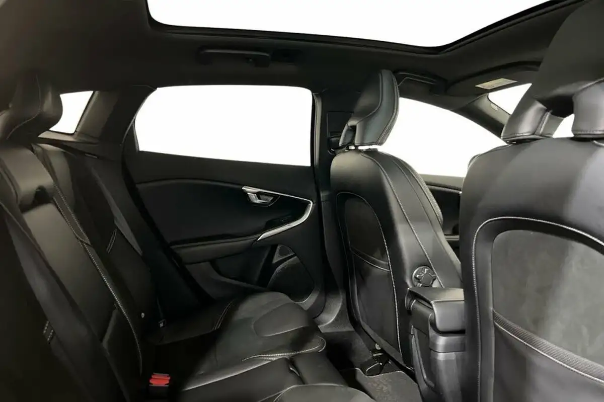 2018-volvo-v40-15-t3-r-design-nav-plus-big-8