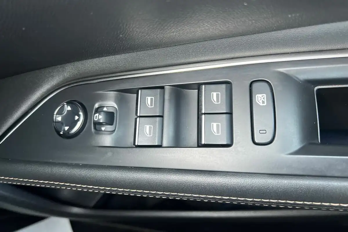 2021-peugeot-3008-suv-16-puretech-gt-premium-300bhp-4wd-hybrid4-e-eat8-big-23