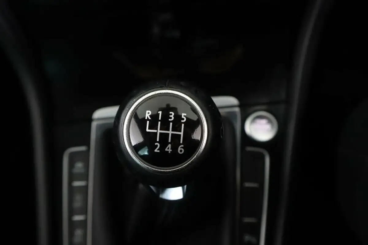 2016-volkswagen-golf-20tdi-gtd-bmt-hatchback-5d-big-18