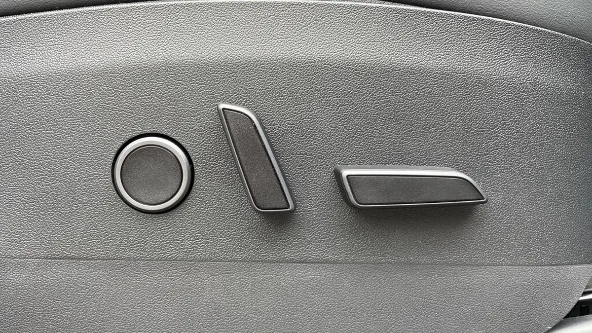 2022-tesla-model-y-e-long-range-big-25