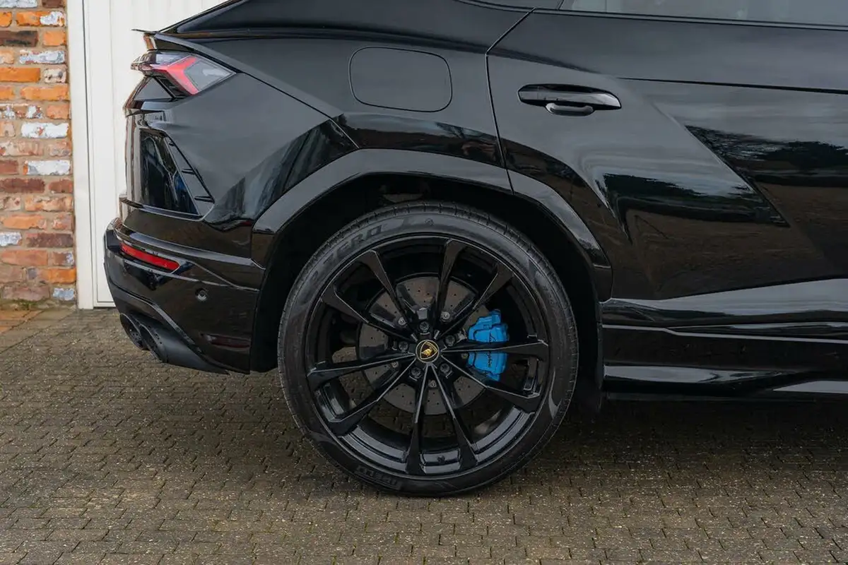2021-lamborghini-urus-40-no-trim-big-25