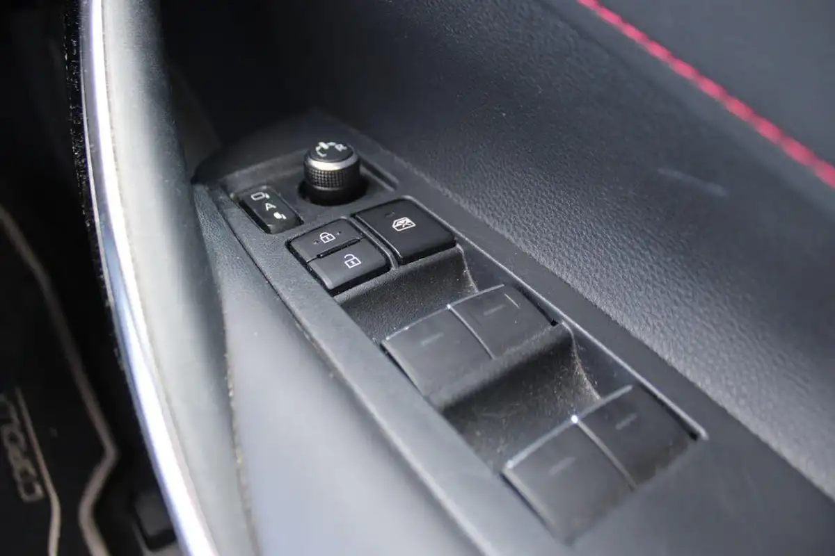 2020-toyota-corolla-20-vvt-i-excel-trk-hatchback-big-36