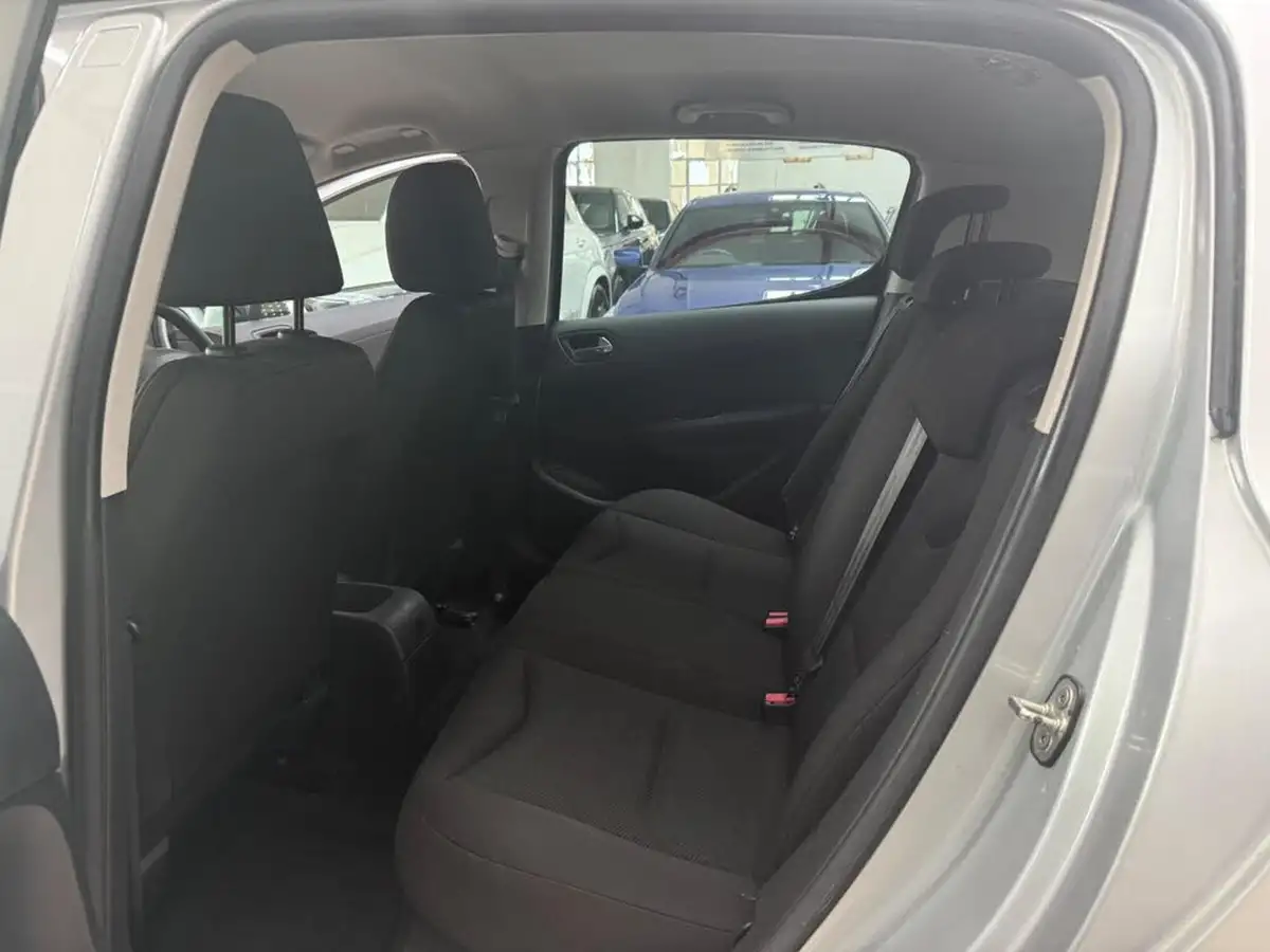 2012-peugeot-308-16-access-auto-big-28