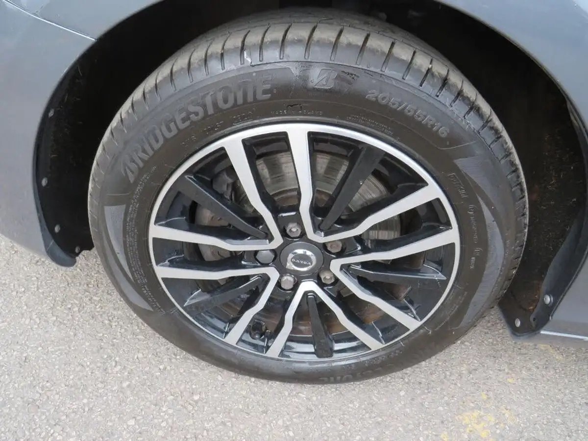 2018-volvo-v40-20-t2-momentum-big-16