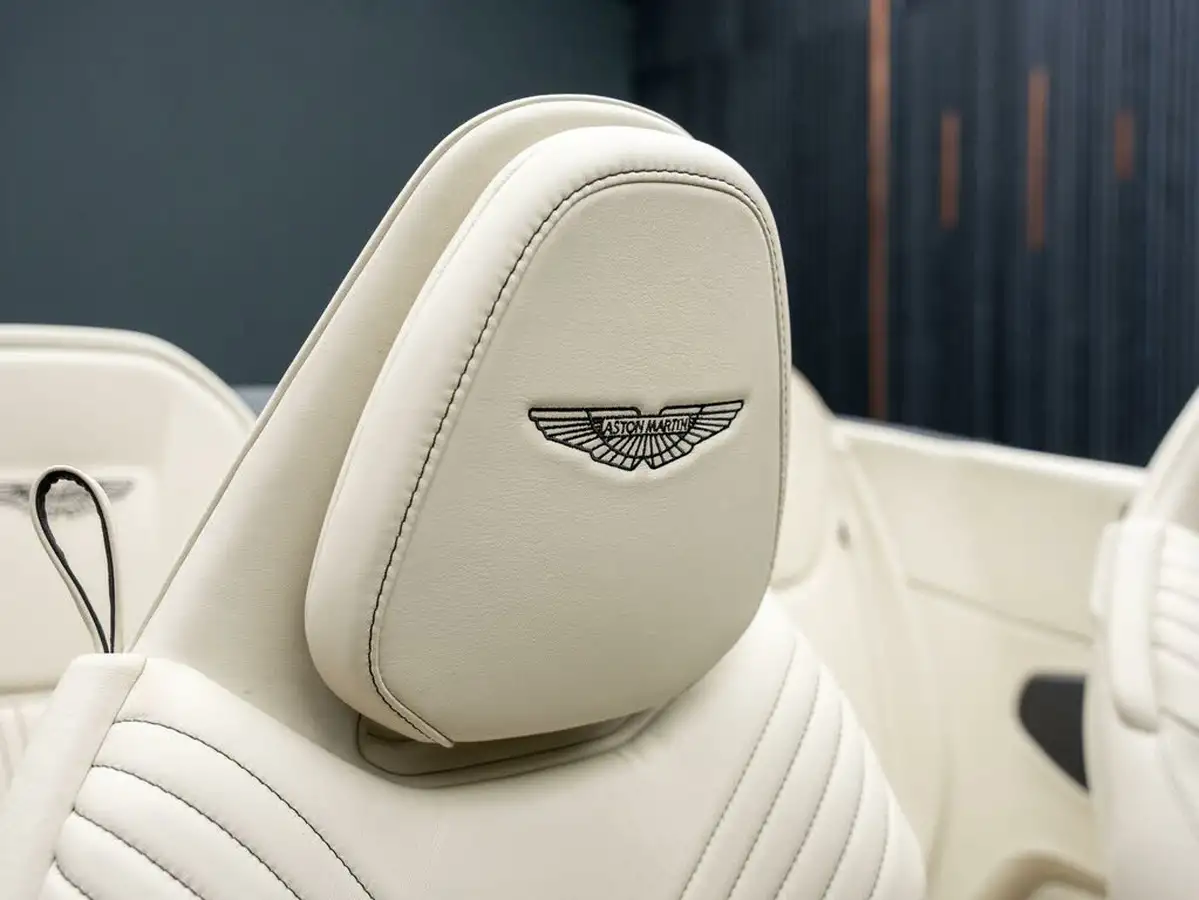 2019-aston-martin-db11-40-v8-big-38