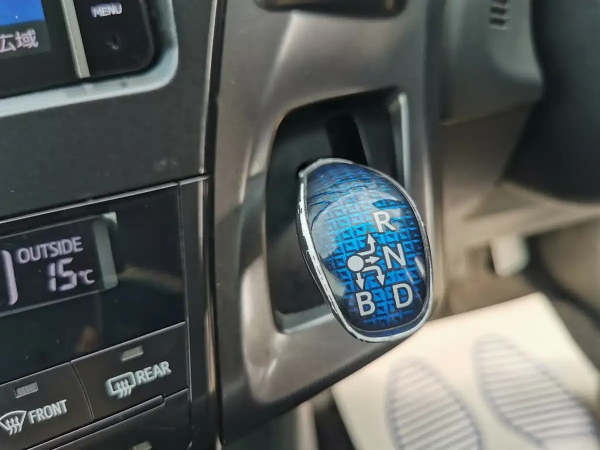 2013-toyota-prius-big-36