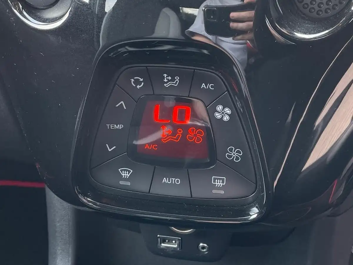 2017-toyota-aygo-10-vvt-i-x-press-71bhp-big-17