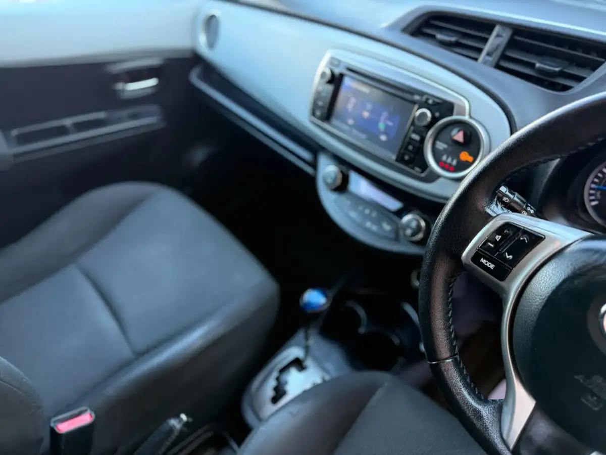 2013-toyota-yaris-15-vvt-i-t4-big-39