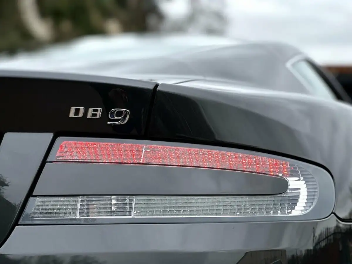 2011-aston-martin-db9-60-big-20