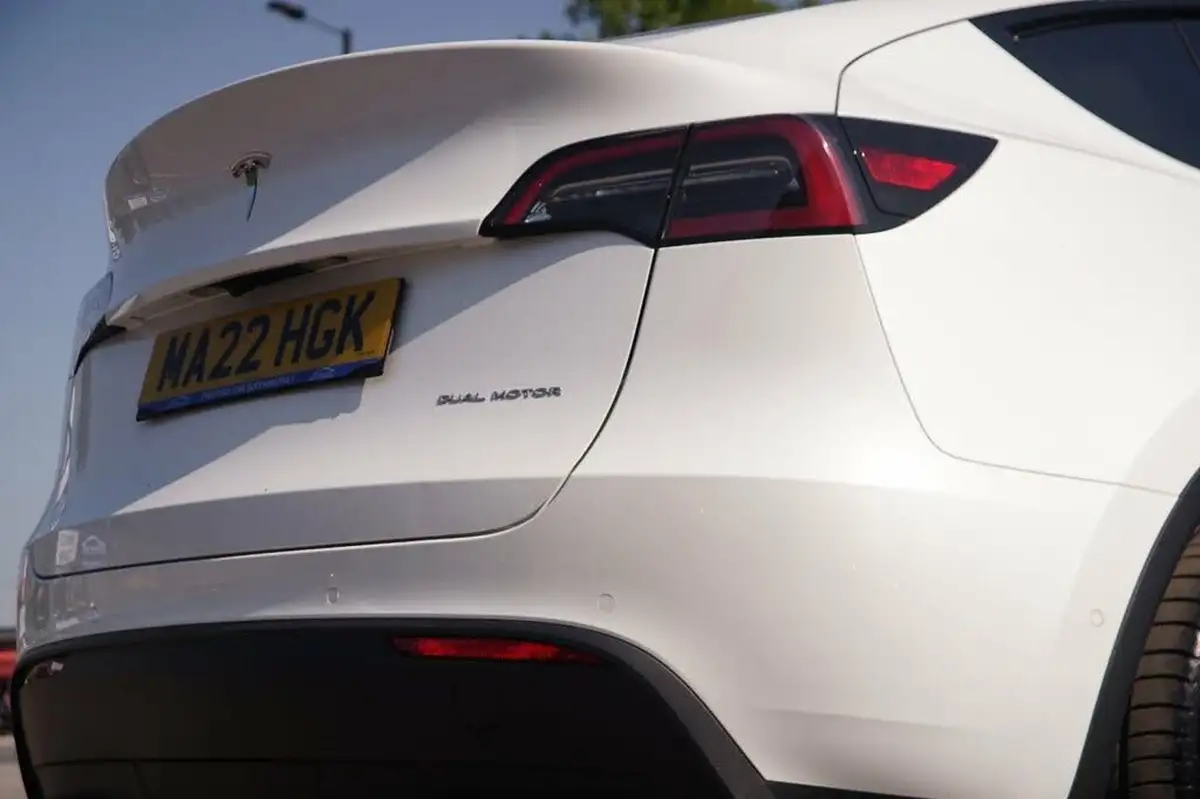 2022-tesla-model-y-e-long-range-big-39