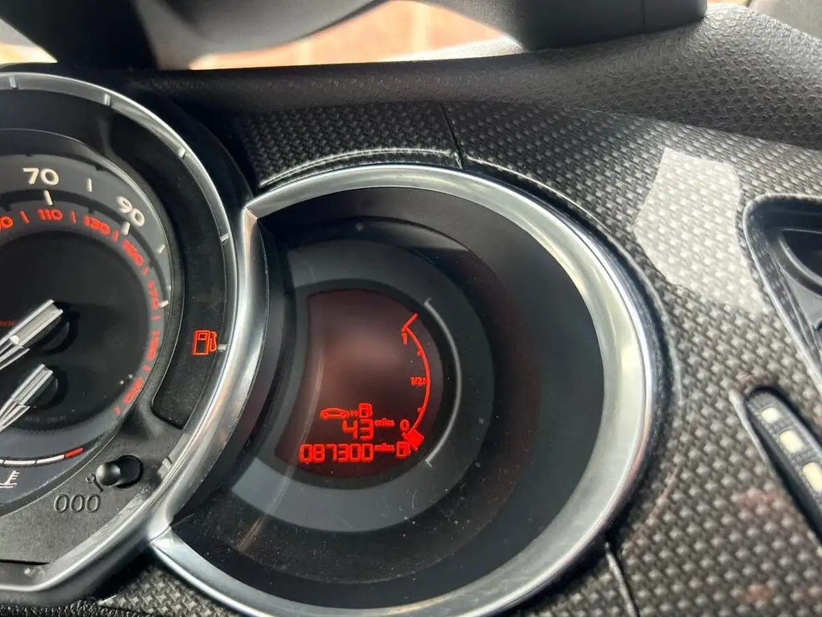 2011-citroen-ds3-16e-hdi-dsport-plus-big-29