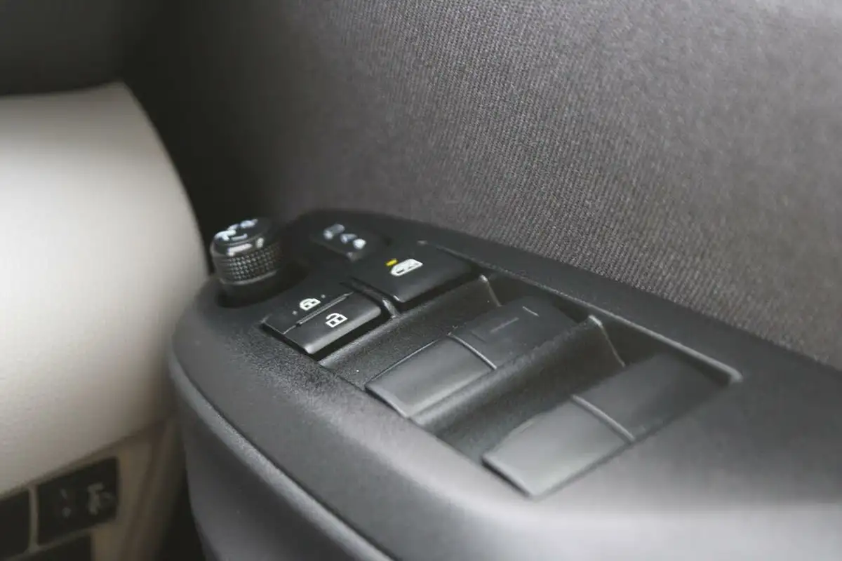 2023-toyota-yaris-15-vvt-i-excel-big-28