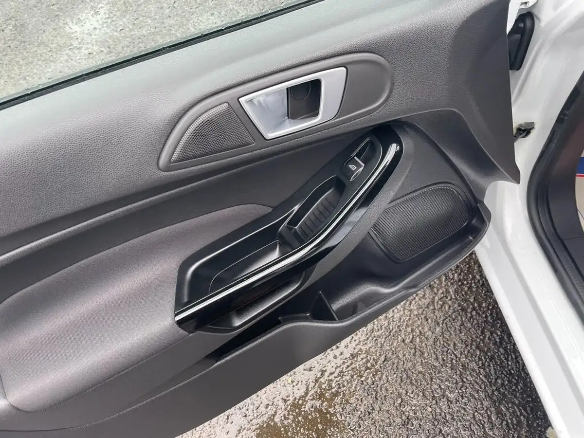 2015-ford-fiesta-10-titanium-100ps-e6-ecoboost-ss-5d-big-33