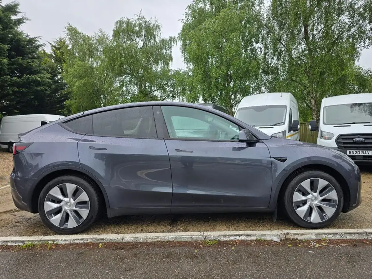 2023-tesla-model-y-e-rwd-big-4