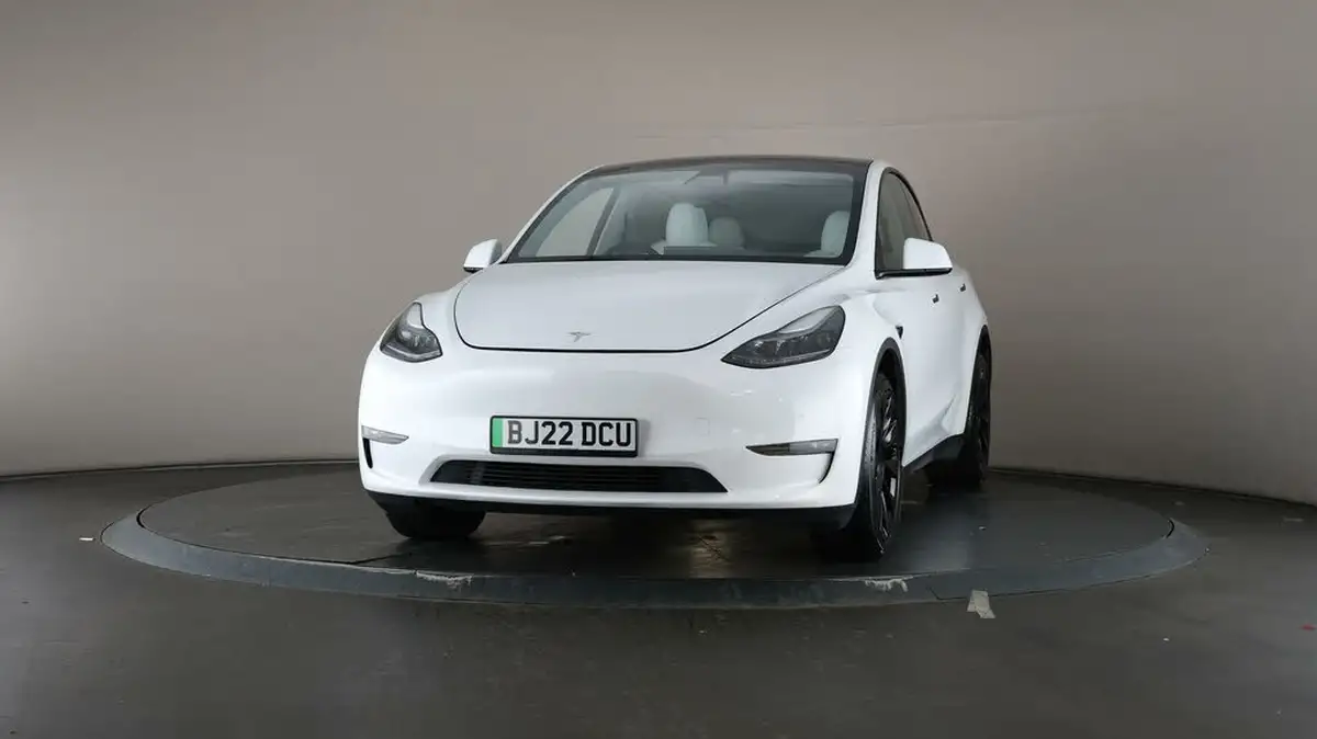 2022-tesla-model-y-e-long-range-big-46