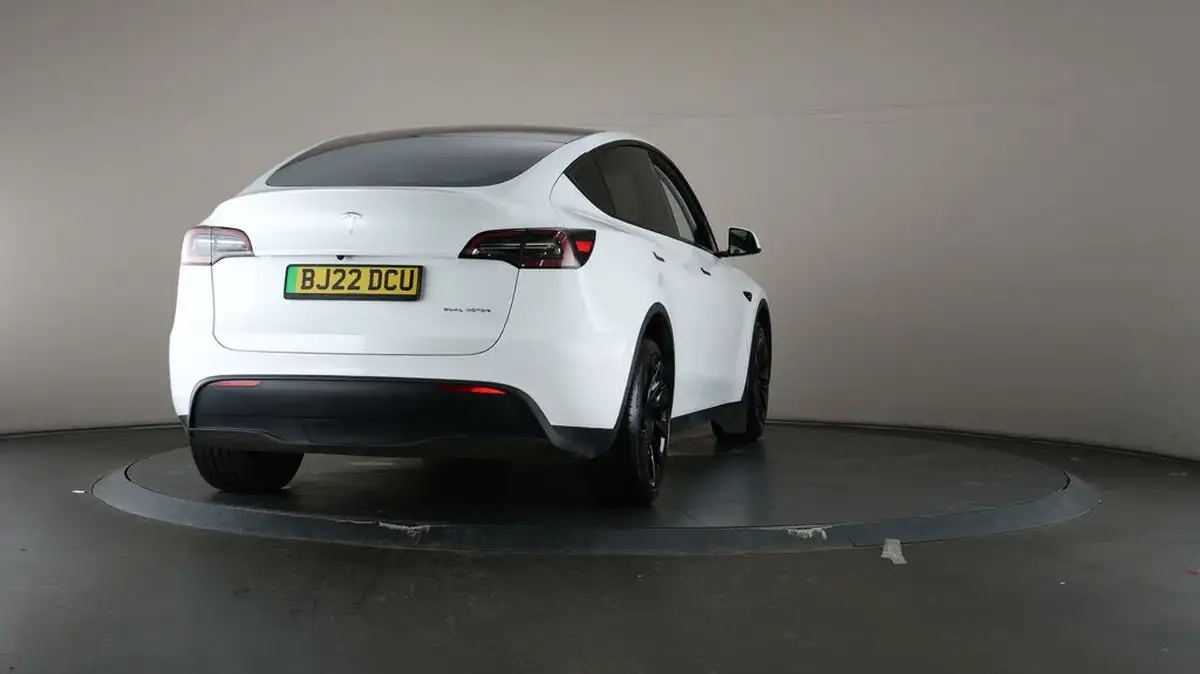 2022-tesla-model-y-e-long-range-big-70