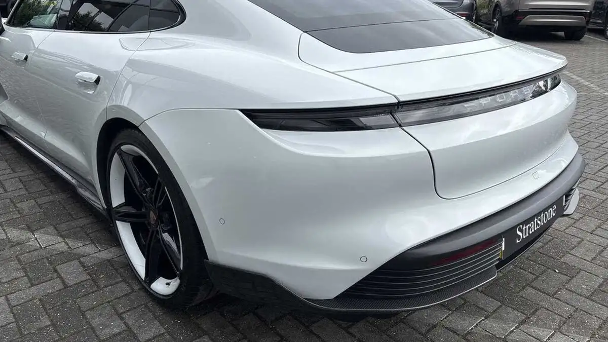 2020-porsche-taycan-e-turbo-s-big-10